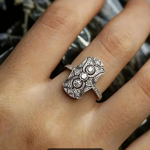 Silver zircon size 8 ring - Picture 4 of 9